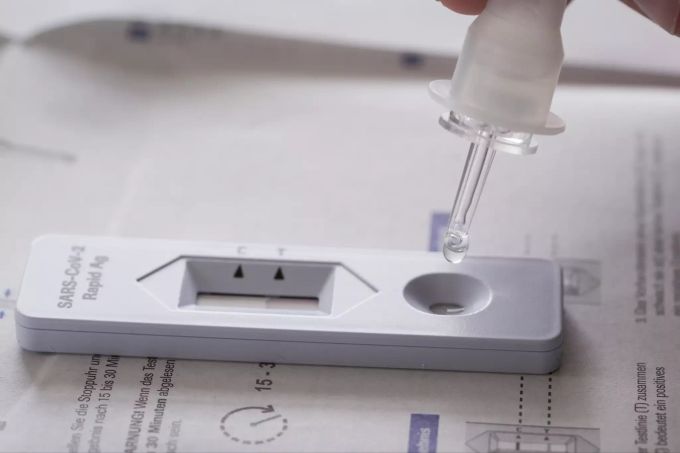 Der Selbsttest für das Coronavirus kommt mit einem Beipackzettel inklusive Anleitung. coronavirus test