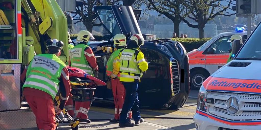 Eine Person Stirbt Bei Autounfall Am Bellevue Zh