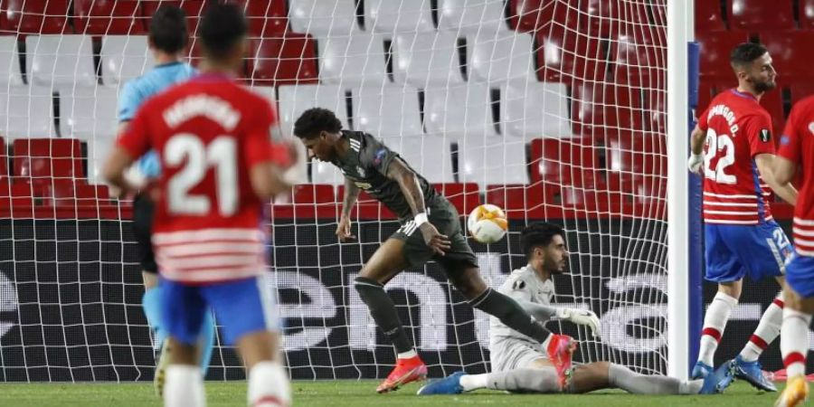 Marcus Rashford (M.) traf für Manchester United in Granada. Foto: Fermin Rodriguez/AP/dpa