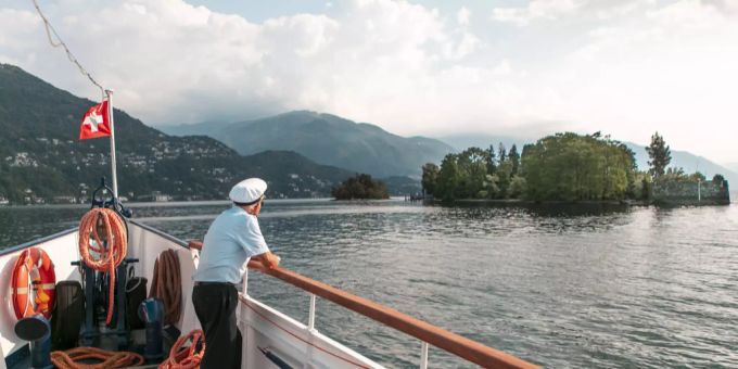 Ein Passagierschiff fährt am Mittwoch, 8. August 2018, an der Insel Brissago (Isola di Brissago) im Lago Maggiore im Tessin vorbei. Tessin Schiffe Coronavirus