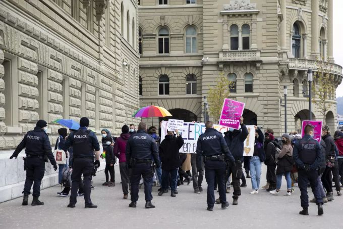 Polizisten drängen die Demonstranten zurück, bei der Einreichung der Unterschriften für das Referendum «Nein zur Ehe für alle», am Montag, 12. April 2021, in Bern. Ehe für alle