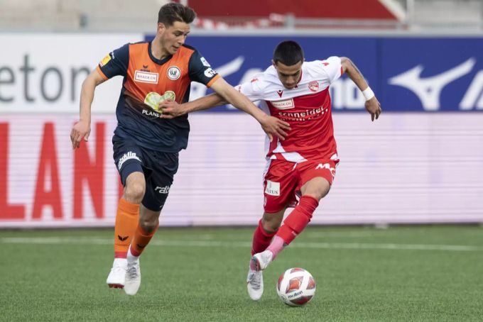 Jan Kronig im Zweikampf mit Thuns Schmidt. Der 20-Jährige Kronig ist einer der jungen Stammspieler bei Wil. Er ist aber wie viele andere nur ausgeliehen. FC Wil