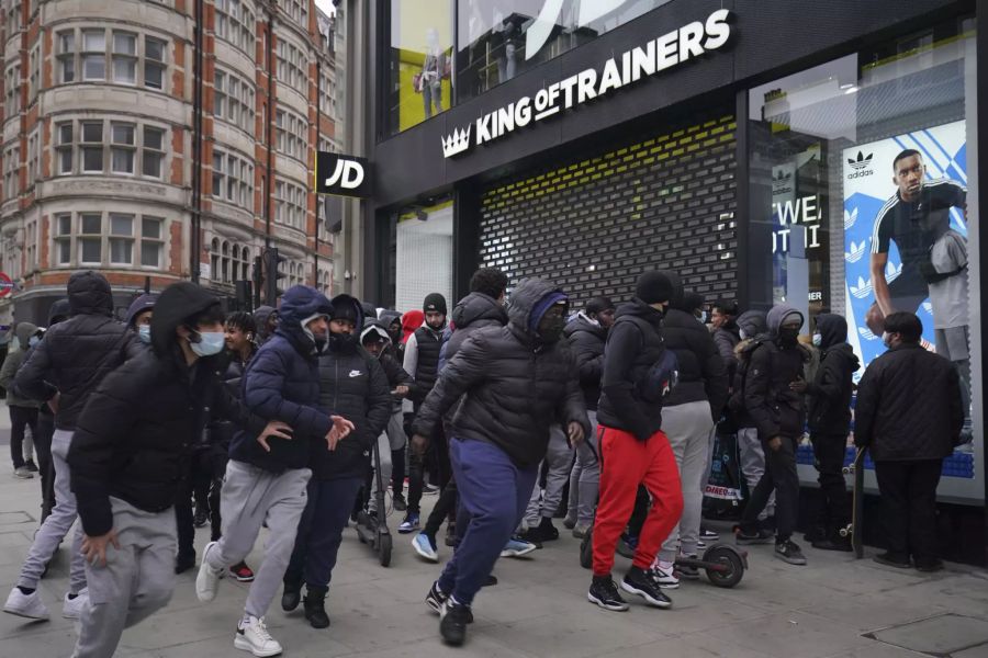 Bereits am Morgen vor Ladenöffnung  bildeten sich in London lange Schlangen vor den Geschäften.