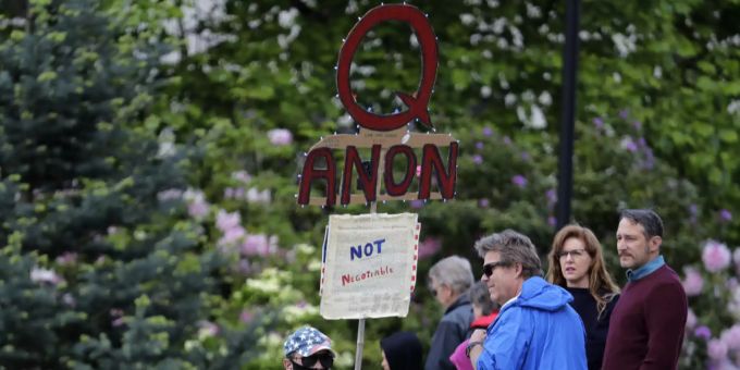 Die aus den USA stammenden QAnon-Verschwörungsmythen erhalten während der Pandemie des Coronavirus auch in der Schweiz Zulauf. QAnon Coronavirus