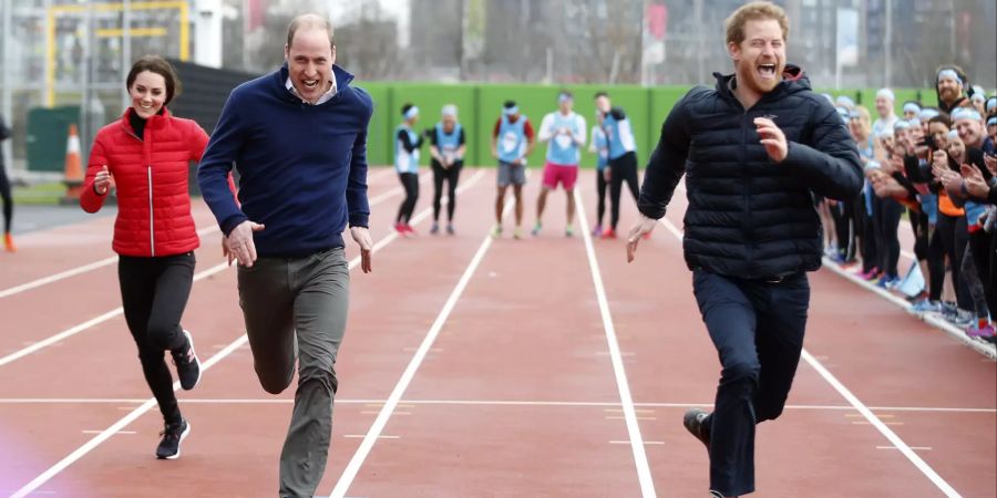 Prinz Harry, sein Bruder William und Kate waren früher gut befreundet.