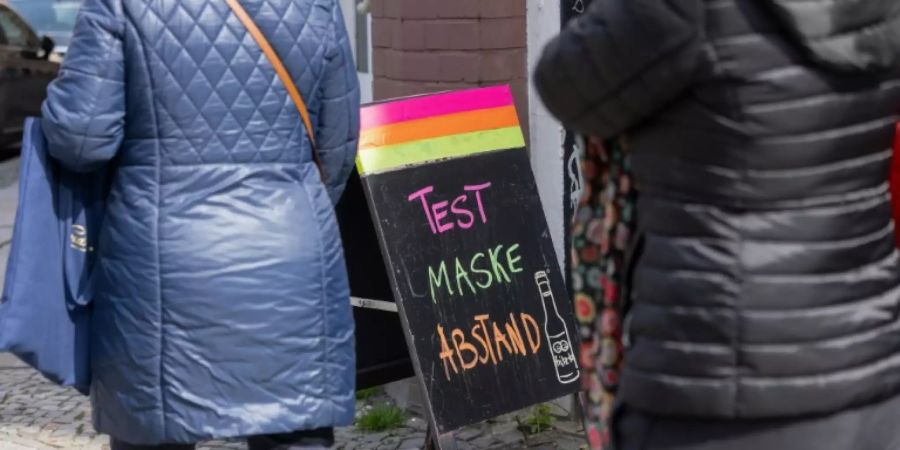 Schild vor einem Laden in Berlin-Kreuzberg