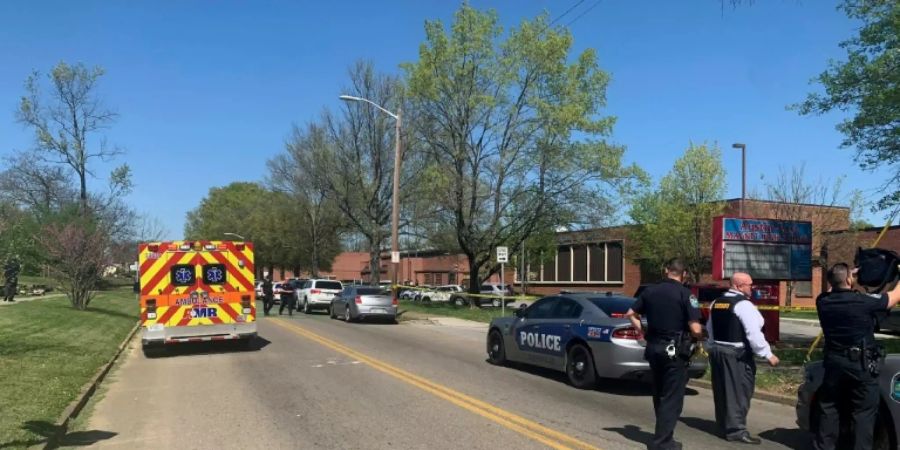 Polizei vor der Austin-East Magnet High School