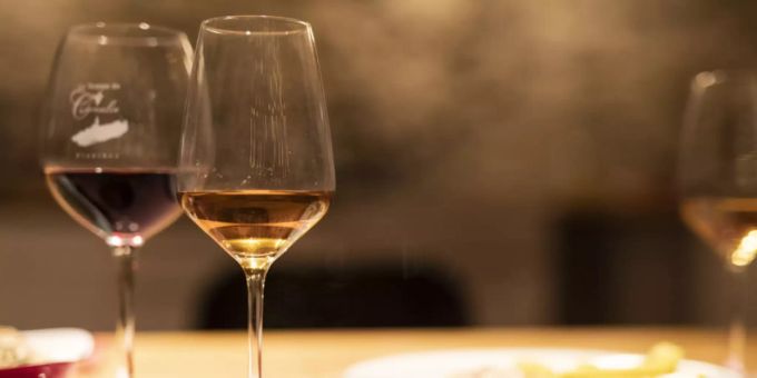 Schweizer Weinproduzenten müssen die EU-Nährwertdeklaration nur bei Exporten anbringen, nicht im Inlandverkauf. (Symbolbild) Wein