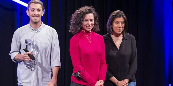 Hauptpreis für die Journalisten (von links) Boris Busslinger, Célia Heron und Sylvia Revello von «Le Temps» für ihre Enthüllungen um Übergriffe und Machtmissbrauch beim Westschweizer Fernsehen RTS. swiss press awards