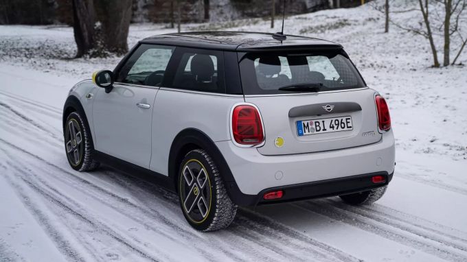 Felgen im Steckdosen- und Rücklichter im Union-Jack-Design zeugen vom Witz des Mini Cooper SE 2020 Mini Cooper SE