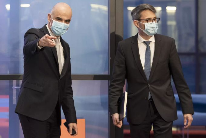 Bundesrat Alain Berset, links, und Lukas Engelberger, Präsident der Konferenz der kantonalen Gesundheitsdirektorinnen und -direktoren (GDK) erscheinen an einer Medienkonferenz zur Covid Pandemie, am Donnerstag, 4. März 2021, in Bern. Alain Berset