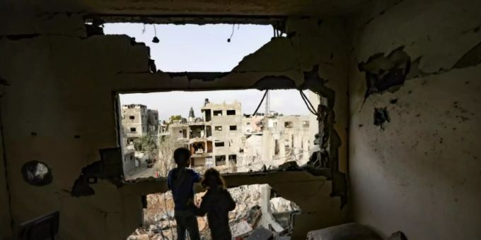 Kinder in einer ausgebombten Wohnung in Gaza. gaza