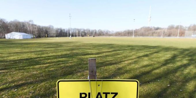 Viele Fussballplätze blieben in den vergangenen Monaten gesperrt. Laut einer Umfrage haben die meisten Kinder solche Bewegungsangebote in der Pandemie vermisst. Foto: Tobias Hase/dpa Viele Fussballplätze blieben in den vergangenen Monaten gesperrt. Laut einer Umfrage haben die meisten Kinder solche Bewegungsangebote in der Pandemie vermisst. Foto: Tobias Hase/dpa