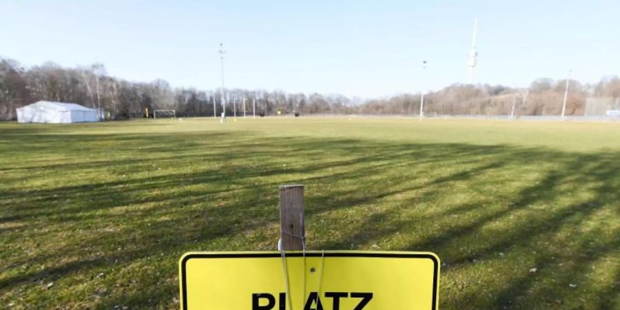 Viele Fussballplätze blieben in den vergangenen Monaten gesperrt. Laut einer Umfrage haben die meisten Kinder solche Bewegungsangebote in der Pandemie vermisst. Foto: Tobias Hase/dpa
