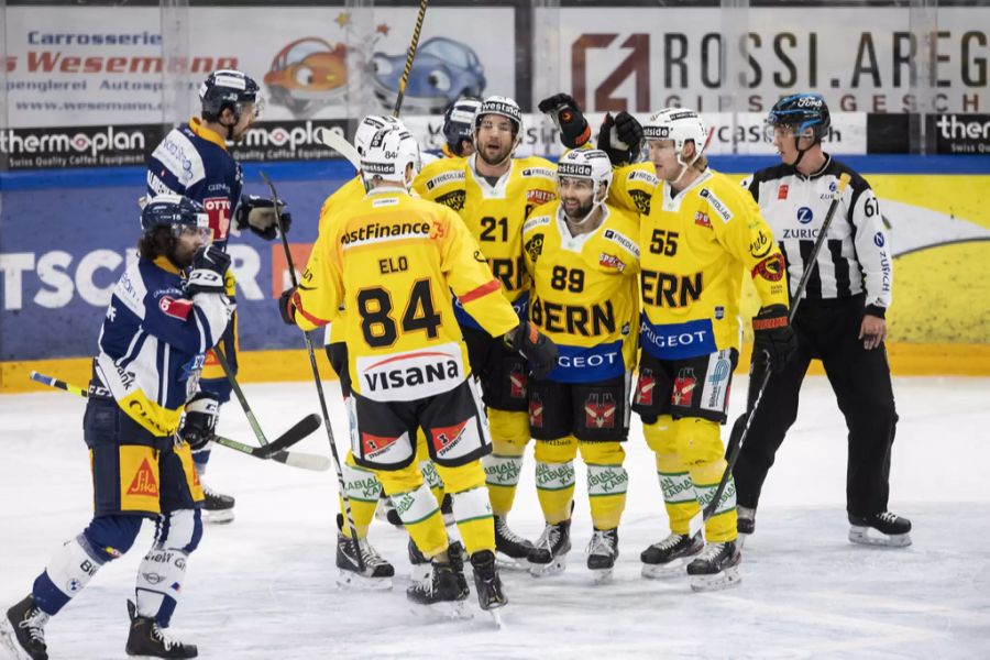 Die Berner jubeln zum 1:2 Tor beim Spiel 5 des Playoff 1/4 Finalspiel der Eishockey Meisterschaftsspiel der National League zwischen dem EV Zug und dem SC Bern vom Mittwoch, 21. April 2021 in der Bossard Arena in Zug.