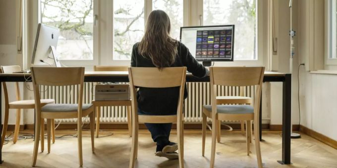 Eine Frau arbeitet wegen des Coronavirus an ihrem Arbeitsplatz im Homeoffice. Coronavirus Homeoffice
