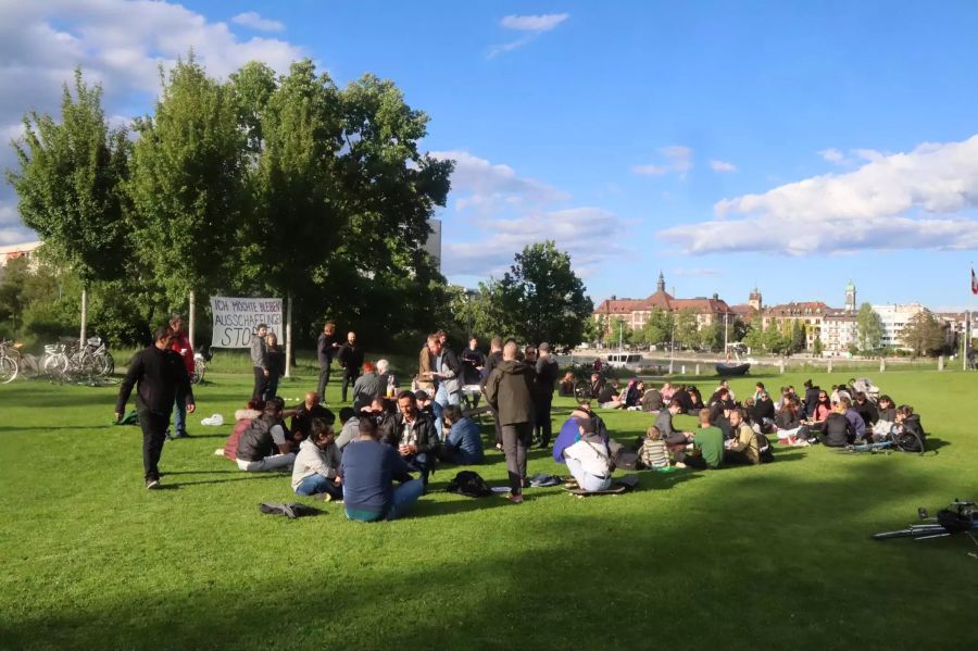 Die Teilnehmer sind bunt gemischt: Freunde, Unterstützer und Weggefährten von Ibrahim A* setzten sich für seinen Verbleib ein.