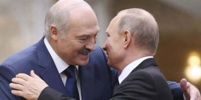 Alexander Lukaschenko (l), Präsident von Belarus, begrüsst den russischen Präsidenten Wladimir Putin während eines Treffens im November 2017. Foto: -/Pool EPA/AP/dpa Alexander Lukaschenko (l), Präsident von Belarus, begrüsst den russischen Präsidenten Wladimir Putin während eines Treffens im November 2017. Foto: -/Pool EPA/AP/dpa