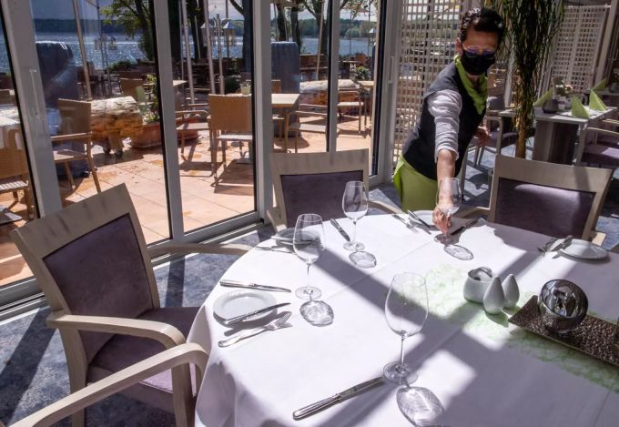Auch drinnen können die Tische heute wieder gedeckt werden. Coronavirus Restaurant