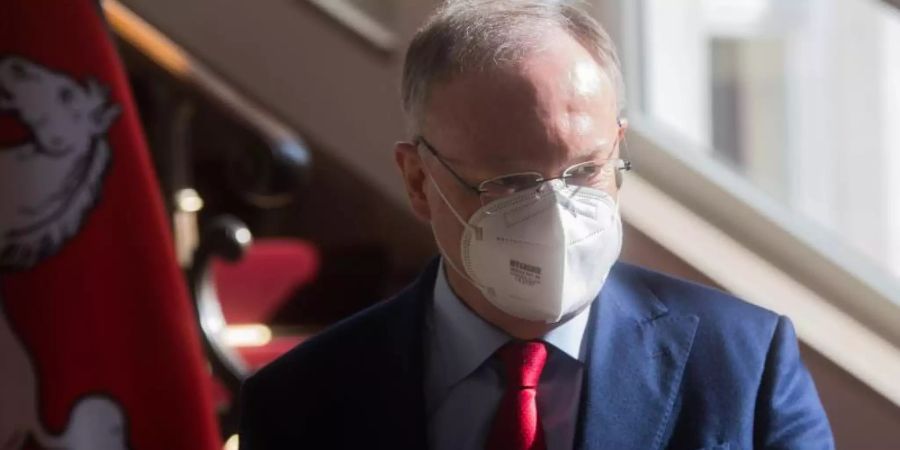 Stephan Weil mahnt die Menschen zur Umsicht. «Wenn jetzt alle die neuen Möglichkeiten exzessiv ausreizen, werden die Infektionszahlen steigen und Einschränkungen notwendig sein», betonte der SPD-Politiker. Foto: Julian Stratenschulte/dpa