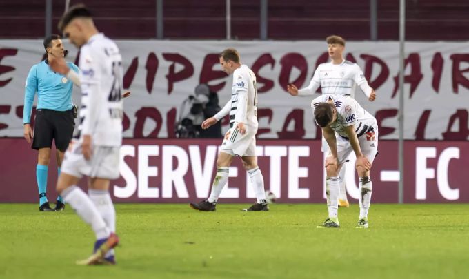 Sinnbildlich für die momentan Situation beim FC Basel: Viele hängende Köpfe. FC Basel