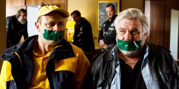 Vorne die Guten, hinten die Gangster: Dorfsheriff Koops (Aljoscha Stadelmann, r) und Postbote Heiner (Moritz Führmann) in der Klemme. Foto: Kai Schulz/ARD Degeto/dpa Vorne die Guten, hinten die Gangster: Dorfsheriff Koops (Aljoscha Stadelmann, r) und Postbote Heiner (Moritz Führmann) in der Klemme. Foto: Kai Schulz/ARD Degeto/dpa