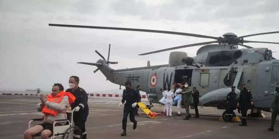 Rettungsaktion der indischen Marine nach dem Zyklon Tauktae. Foto: -/AP/dpa