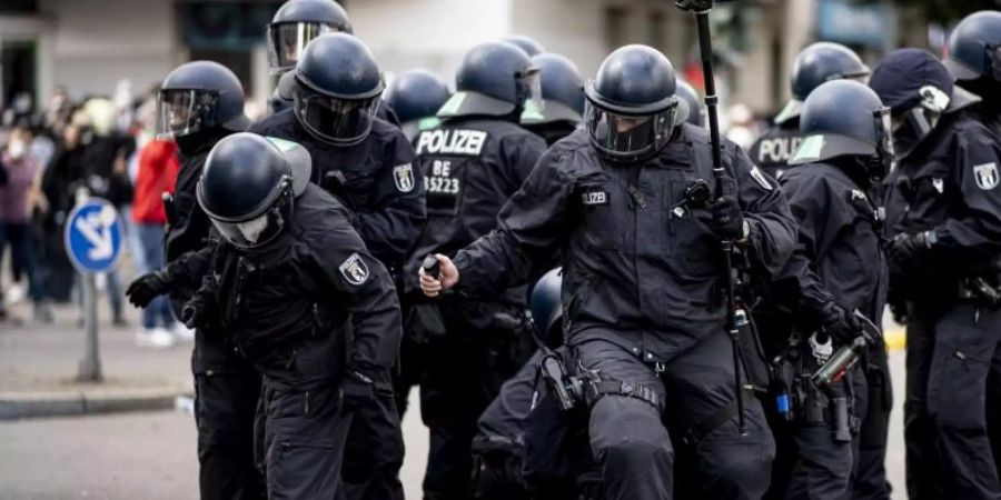 Die Polizei halten eine Teilnehmerin der Demonstration verschiedener palästinensischer Gruppen in Neukölln fest. Foto: Fabian Sommer/dpa