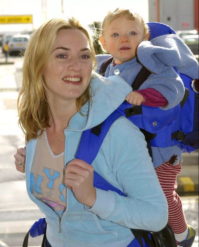 Kate Winslet mit ihrer Tochter Mia in London, 2002. kate winslet