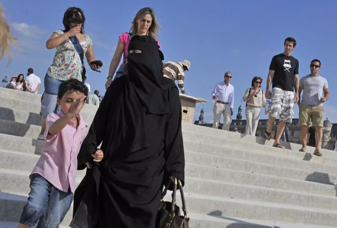 Operation-Libero: «Dennoch lohnt es sich, anhand des Niqabs darüber zu diskutieren, wie wir als Gesellschaft mit Symbolen umgehen.» Frau mit Burka.