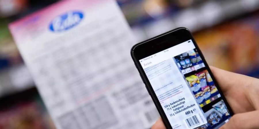 Mit der Scan&G- App können Verbraucher ihre Einkäufe bereits während des Einkaufens im Markt scannen und am Ende bargeldlos bezahlen. Foto: Rolf Vennenbernd/dpa