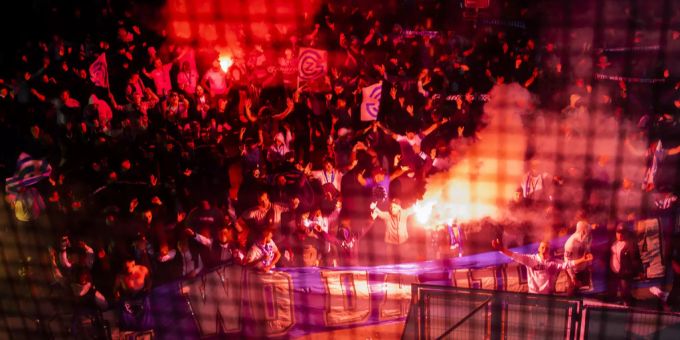 Während Spiel - GC Fans verbrennen geklaute Winterthur-Fahne