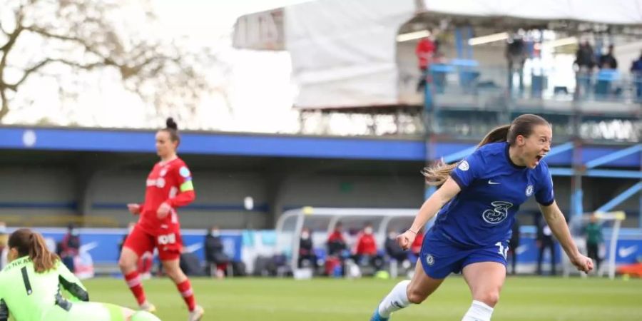 Fran Kirby (r) vom FC Chelsea bejubelt einen Treffer. Foto: Paul Terry/CSM via ZUMA Wire/dpa