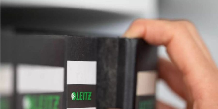 Grundpfeiler der staatlichen Bürokratie und aus keiner Firma wegzudenken: der Leitz-Ordner. Doch wie sieht die Zukunft des Aktenordners aus?. Foto: Marijan Murat/dpa