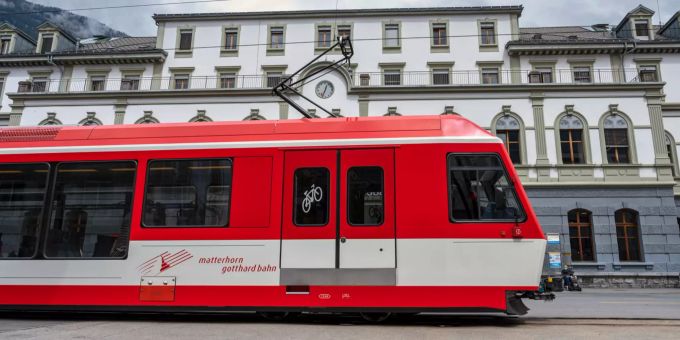 Die Matterhorn Gotthardbahn vor dem SBB Bahnhof Brig. Die Matterhorn Gotthardbahn vor dem SBB Bahnhof Brig.