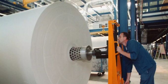 Die WC-Papierfabrik Tela in Niederbipp baut bis zu 25 Stellen ab. Ende letzten Jahres wurde die Fabrik von den Vorbesitzern Kimbely-Clark verkauft und operiert seitdem wieder unter dem alten Namen Tela. (Archivbild) gretzenbach