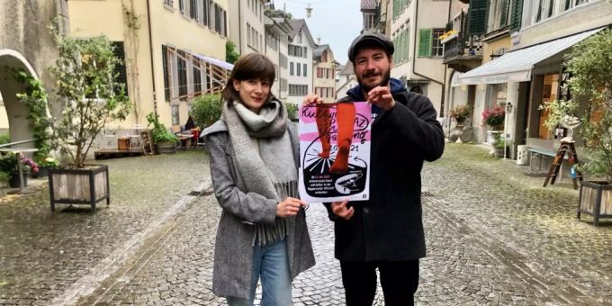 Frédéric Zwicker und Rebecca Häusel mit Kulturspaziergang Plakat. Rapperswil-Jona