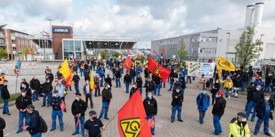 Airbus bleibt hart: Trotz heftiger Proteste aus der eigenen Belegschaft hält der Flugzeugbauer an seinen Plänen zum Konzernumbau fest. Foto: Daniel Reinhardt/dpa