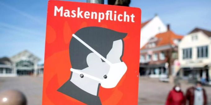 Ein Schild mit der Aufschrift «Maskenpflicht» hängt auf dem Marktplatz im niedersächsichen Aurich. Foto: Hauke-Christian Dittrich/dpa Ein Schild mit der Aufschrift «Maskenpflicht» hängt auf dem Marktplatz im niedersächsichen Aurich. Foto: Hauke-Christian Dittrich/dpa