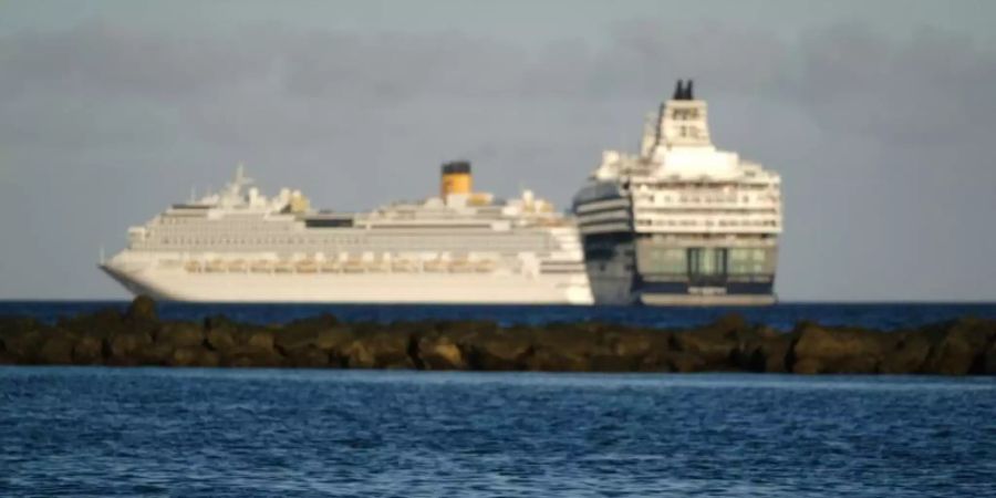 Zwei Kreuzfahrtschiffe vor Teneriffa (Archiv). Der Kreuzfahrttourismus ist für Spanien und vor allem für dortige Urlaubsregionen sehr wichtig. Foto: Andres Gutierrez/dpa