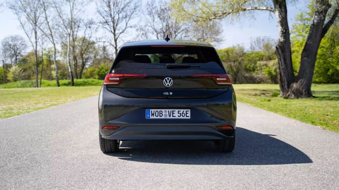 In der Stadt sehen viele nur das Heck des spurtstarken ID3 VW ID3 Pro Performance