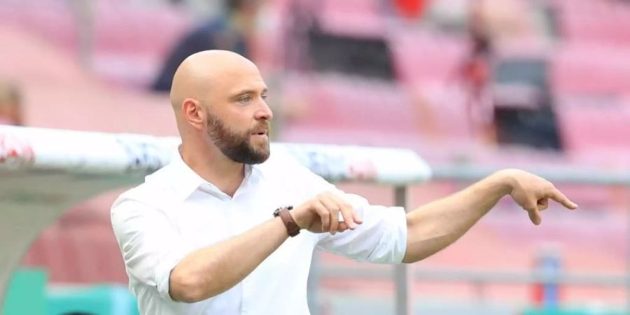 Wolfsburgs Trainer Stephan Lerch will sich mit dem Double verabschieden. Foto: Marcel Kusch/dpa