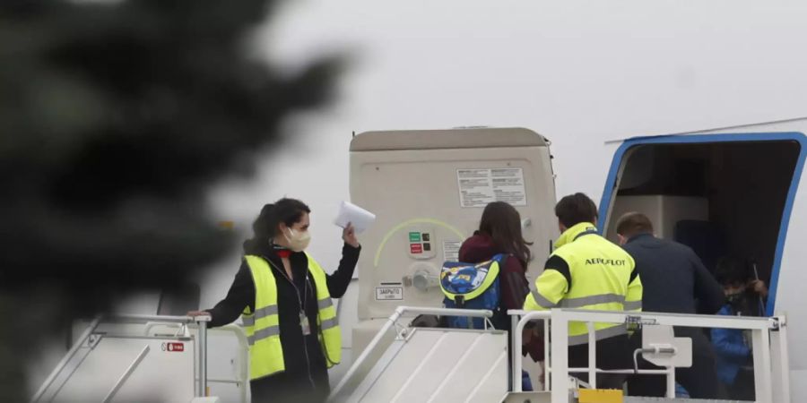 dpatopbilder - Russische Diplomaten und ihre Familien steigen in ein Sonderflugzeug der russischen Regierung. Tschechien wirft Russland vor, an der Explosion eines Munitionslagers mit zwei Todesopfern im Jahr 2014 beteiligt gewesen zu sein. Foto: Petr David Josek/AP/dpa