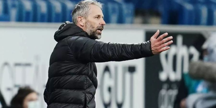 Stellt sich schützend vor seine Mannschaft: Gladbach-Coach Marco Rose. Foto: Uwe Anspach/dpa