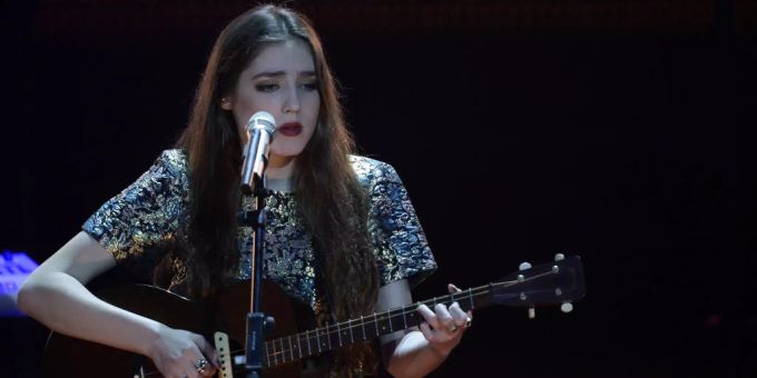 Birdy spielt bei einem Konzert 2014. birdy
