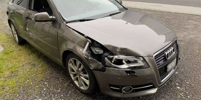 Der Audi kollidierte mit einem parkierten Lieferwagen. Kantonspolizei Aargau