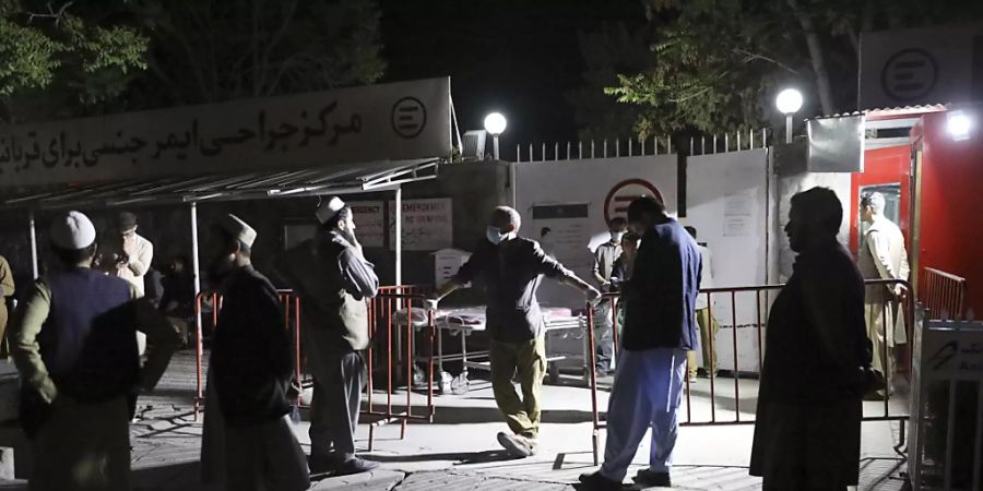 Afghanen warten vor dem Krankenhaus auf ihre Angehörigen. In Afghanistan detoniert eine massive Autobombe bei einem Gästehaus in der zentralen Provinz Logar. Unter den zahlreichen Opfern sind vor allem Schüler. Foto: Rahmat Gul/AP/dpa