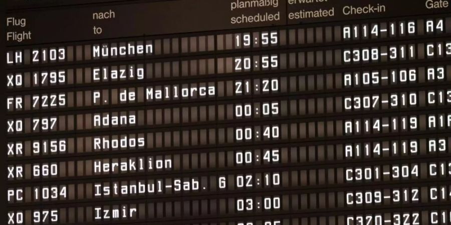 Abfluginformationen am Flughafen Hannover. Die Bundesregierung prüft eine vorübergehende Unterbindung von Urlaubsreisen ins Ausland. Foto: Peter Steffen/dpa