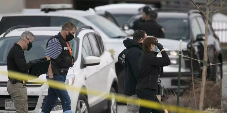 Polizisten stehen vor einem Supermarkt im US-Bundesstaat Colorado, in dem zehn Menschen getötet wurden. Foto: Joe Mahoney/AP/dpa