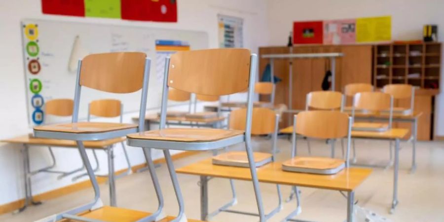 Leeres Klassenzimmer: Die meisten Deutschen befürworten eine erneute Schliessung der Schulen und Kitas. Foto: Sven Hoppe/dpa